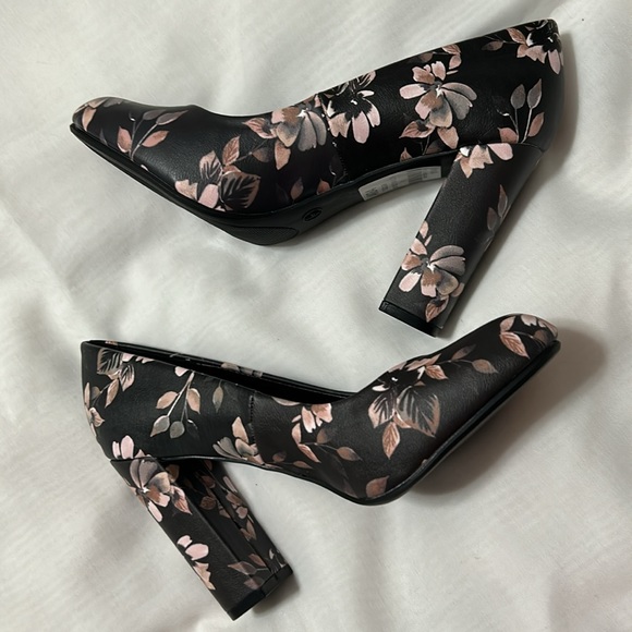 Le Chateau - shoes - Picture 2 of 5